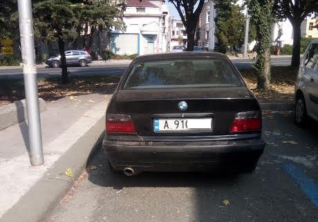 БМВ таратайка паркира в нарушение в центъра на Бургас