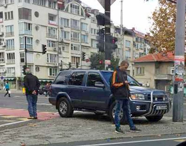 Ето така се паркира джип на възлов булевард в Бургас(СНИМКА)