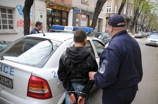 Зрелищен арест до бургаско училище: Полицаи спипаха непълнолетен дилър с пълна раница с дрога