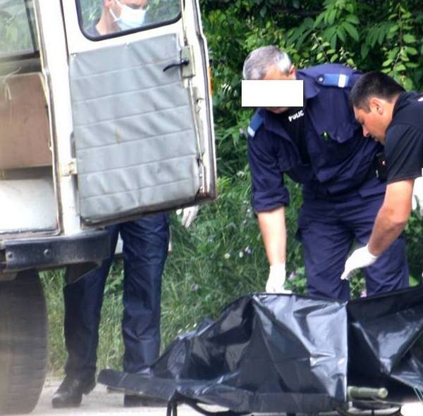Извънредно! Жестока трагедия в центъра на Приморско, мъж агонизира в локва кръв
