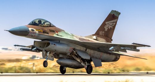 Израелски пилоти катапултираха от изтребител, единият загина