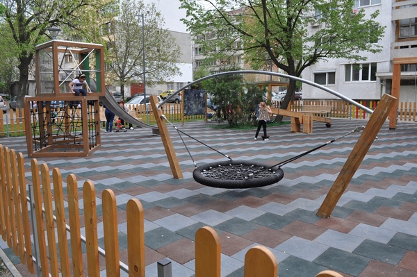 Наглост! Крадци се опитаха да опоскат нова детска площадка в бургаския ж.к."Възраждане". Поставиха живота на децата в сериозен риск