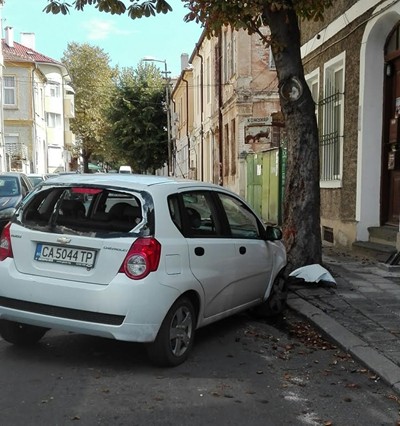 Кола се заби в дърво в центъра на Бургас след засечка от друг автомобил