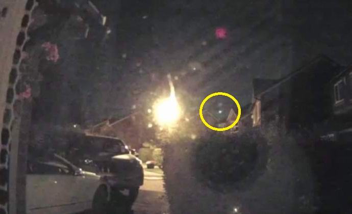 Британци снимаха НЛО, летящ между сгради