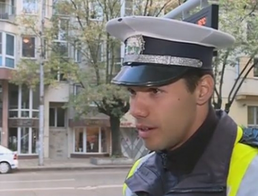 Ето го българския полицай, който трогна с човечността си (ВИДЕО)