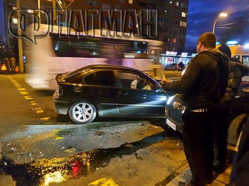 Мерцедес се заби в Мазда до Механотехникума, катастрофата задръсти и кръговото до "Мираж" (ОБНОВЕНА)