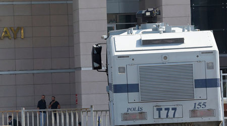 Атентатори камикадзе се взривиха край Анкара при полицейска операция