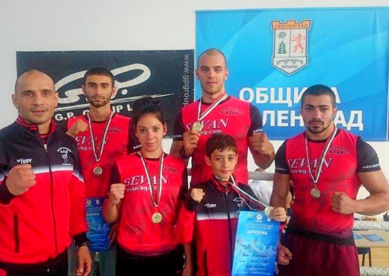 Бургаските кикбоксьори с отлично представяне на държавното първенство