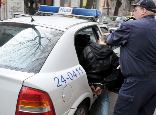 Непълнолетни цигани-престъпници от Комлука нападнали таксиметровия шофьор, арестуваха ги
