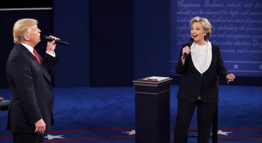 Шоу! Доналд Тръмп и Хилари Клинтън "изпяха" в дует песен от филма "Мръсни танци" (ВИДЕО)