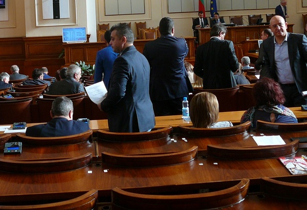 Парламентът не може да си гласува ваканция заради липса на кворум