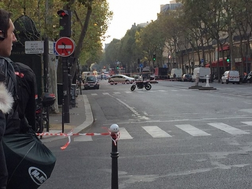 Отцепиха прочут парижки булевард заради бомба (СНИМКИ)
