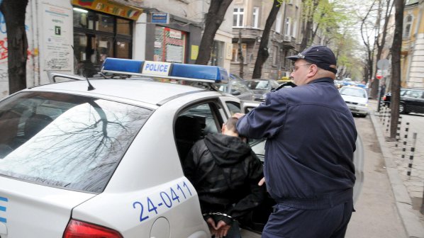 Полицаи от Камено заловиха двама изнудвачи, плашили с убийство и палеж 34-годишен мъж