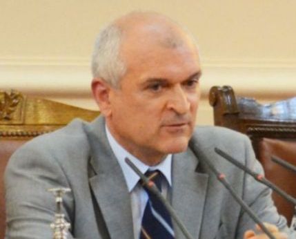 Депутатите заседават извънредно, отменят предизборната ваканция?