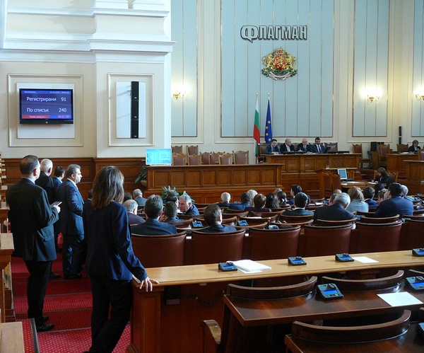 Нов цирк в парламента - ГЕРБ и националистите бойкотират, БСП и ДПС крещят "оставка" (допълнена)