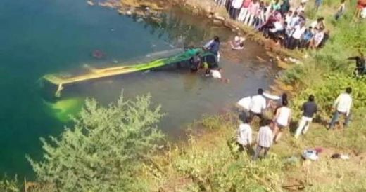 Трагедия! Автобус се разби в пълна с вода яма