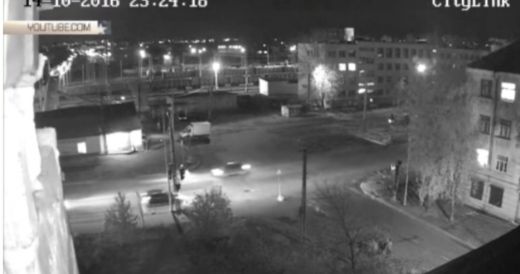 Ужасно ВИДЕО! Шофьор помете две момичета на пешеходна пътека (18+)