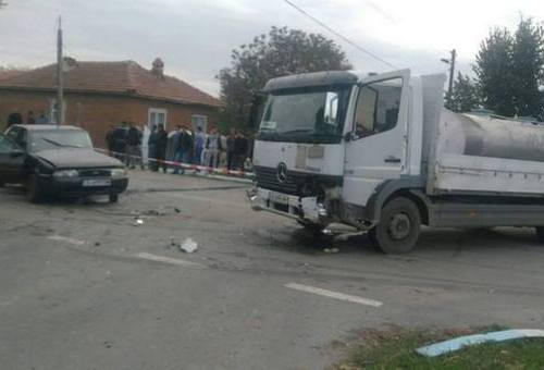 Кърваво меле на пътя! Бургаски Мерцедес помете Форд, 68-годишен мъж загина на място (СНИМКИ)