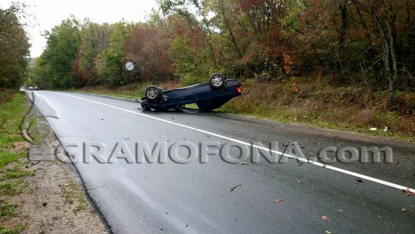 Зверска катастрофа край Ропотамо: Кола се обърна по таван след челен сблъсък в дърво (СНИМКИ)