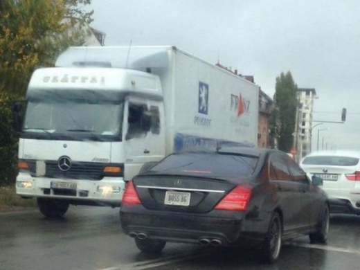 Ще ви падне ченето от регистрационния номер на този скъпарски Мерцедес