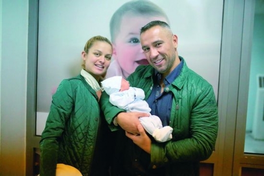 Ексклузивно: Петко и Яна показаха за първи път бебето, признаха че Доменик ревнува