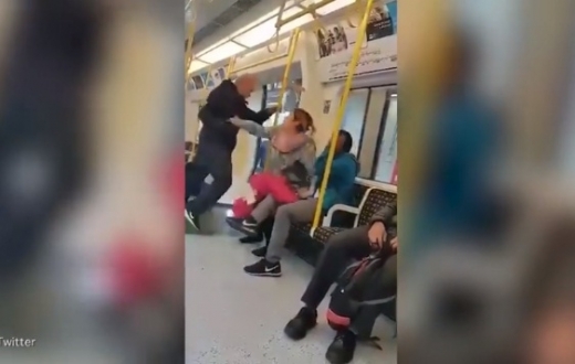 Смела жена подгони мъж, нападнал спътника й в метрото (ВИДЕО)
