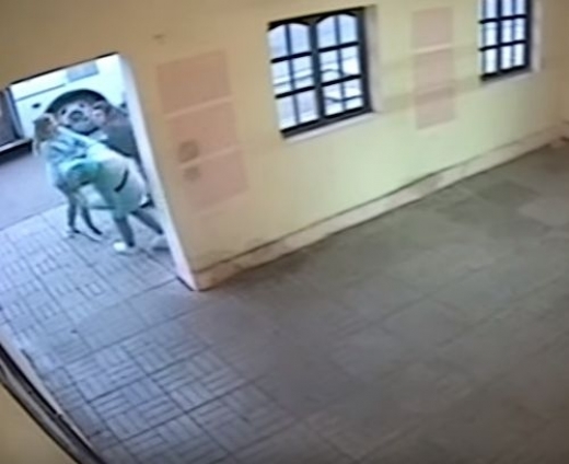 Екшън на автобусна спирка! Мъж започна да бие непознато момиче, но бързо си намери майстора (ВИДЕО)