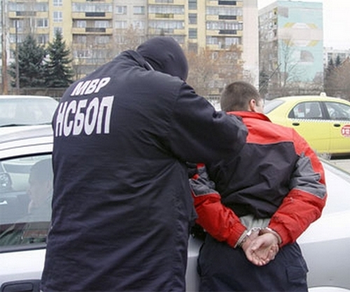 Акция в центъра на Бургас: Полицаи удариха квартирата на оборотен дилър