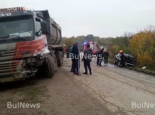 Зверски сблъсък между кола и ТИР! Трима души берат душа в болница (СНИМКИ)