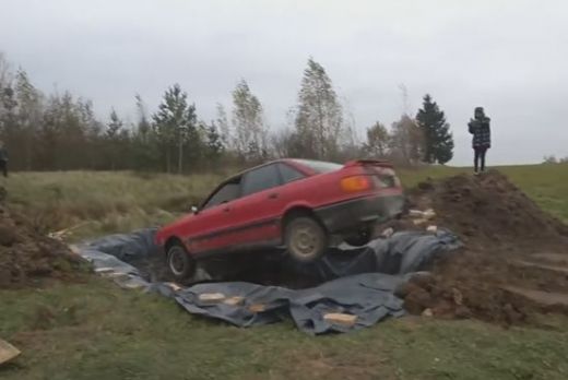 Дядо изкопа огромна дупка и я напълни с безалкохолно, за да ... (ВИДЕО)