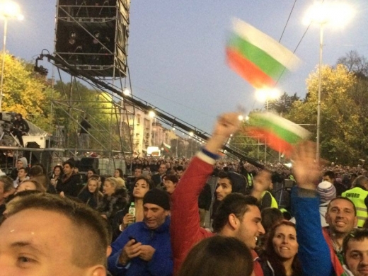 Започна се! "Орлов мост" "почерня" от хора, хиляди са вече на концерта на Слави, прииждат още и още (СНИМКИ)