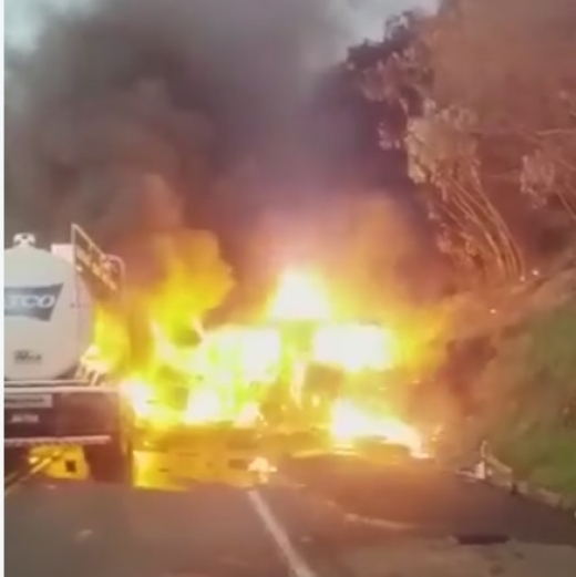Жестока катастрофа! Автобус и цистерна се удариха – 20 души загинаха на място (СНИМКИ)