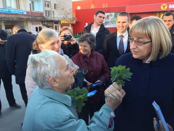 Посрещнаха Цецка Цачева с думите: “Вие сте нашият президент!“