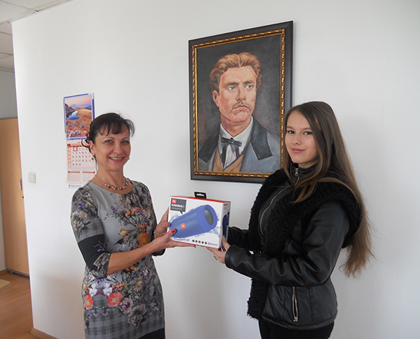 Ученичка от Руската гимназия грабна наградата на НАП