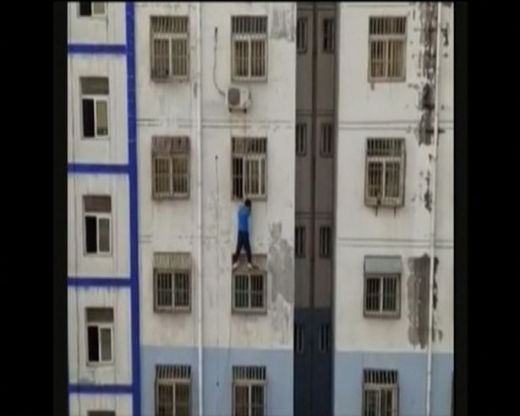 Истински "Спайдърмен" се покатери с голи ръце по стената на сграда и спаси малко дете (СНИМКИ/ВИДЕО)