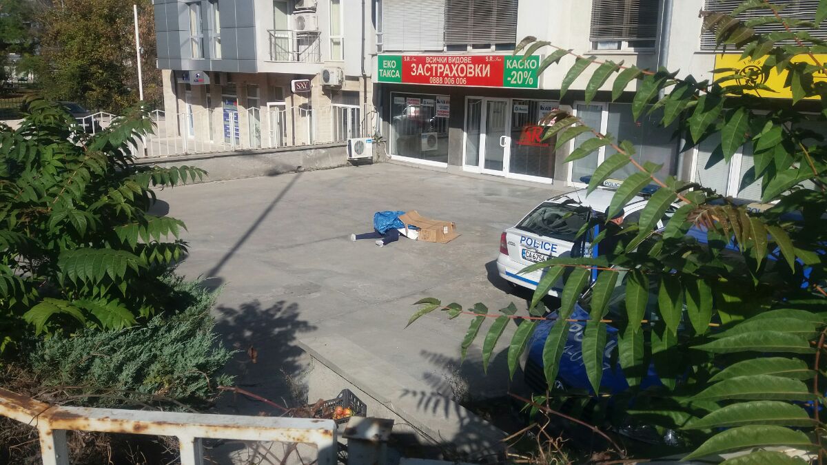 Млад мъж се самоуби в София - трупът на самоубиеца е проснат на паважа след фаталния скок (18+)