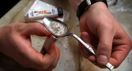 Лудост: Наркомани инжектираха децата си с хероин! Вижте защо