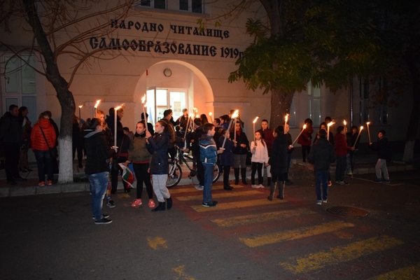 В Приморско запалиха огъня на просветата в Деня на народните будители (СНИМКИ)