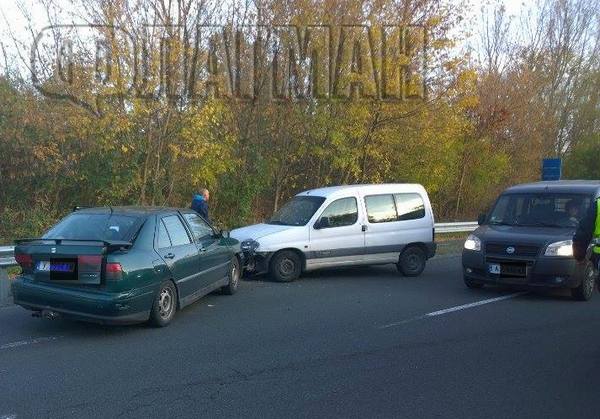 Извънредно! Три коли се нанизаха верижно преди кв. Крайморие