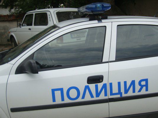 Арестуваха селски кмет, имал списъци с хора и пари в колата си