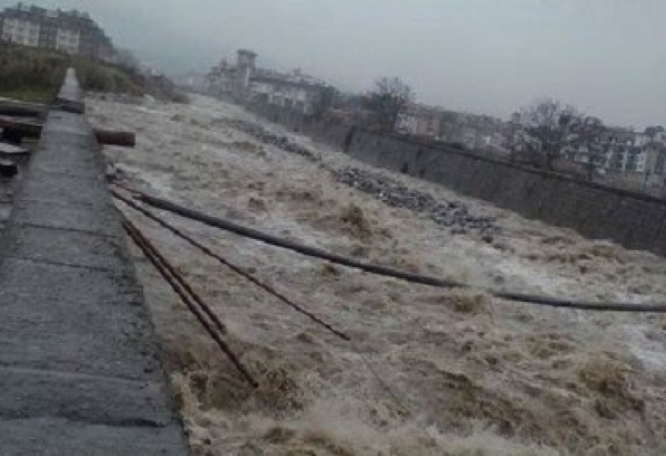В Банско стана страшно! Два моста са срутени, ски пътят е залят, наводнени са заведения (СНИМКИ)