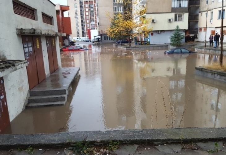 България отива бавно под водата! Масови сигнали за наводнения в три области, хора са блокирани от стихията в колите си