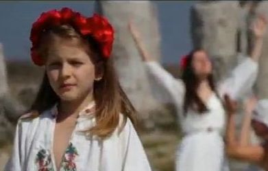8-годишната София радва българите по света с патриотични песни