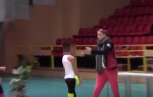 Пълен потрес! Вижте как треньорката по художествена гимнастика Елена Симеонова измъчва и унижава децата(ВИДЕО)