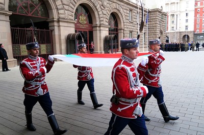 Какво работи президентът за 10 000 лв. заплата и защо е важно кой е той