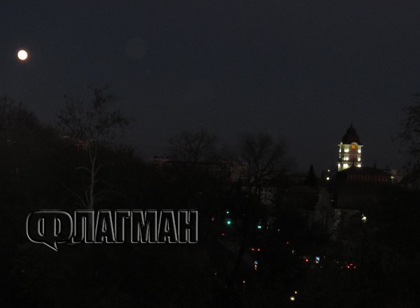 Изгря невиждано огромна луна в 17:00 ч. на хоризонта в Бургас (СНИМКИ)