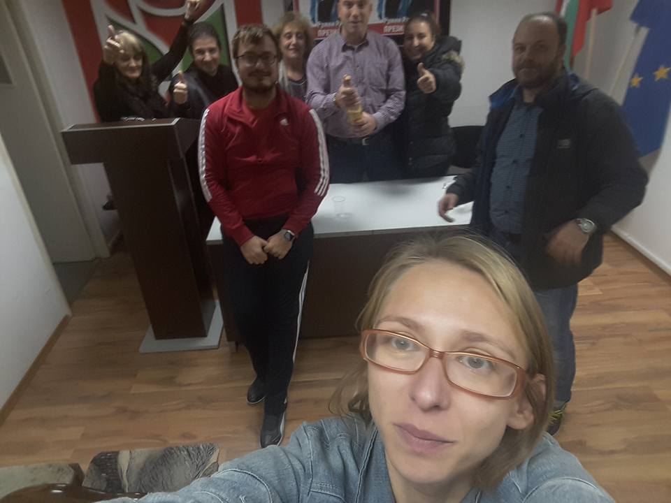 В БСП Бургас отвориха шампанското, вижте емоцията от червения щаб