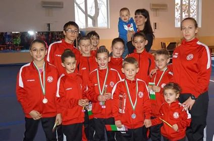 Деца-акробати грабнаха 4 медала от областното първенство в Сливен