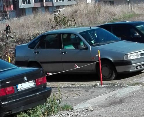 Бургазлия пази мястото си за паркиране с верига?