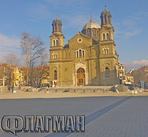 Исторически момент! Паднаха оградите пред храма "Св.св.Кирил и Методий" в Бургас